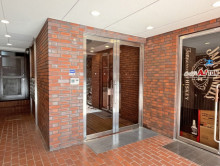 オフィスビル出入り口