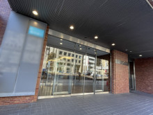 オフィスビル出入口