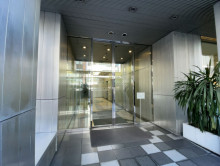 オフィスビル出入口