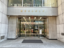 オフィスビル出入り口