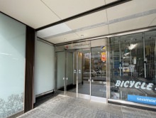 オフィスビル出入口