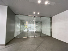 オフィスビル出入口