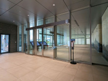 オフィスビル出入口