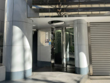 オフィスビル出入口