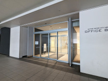 オフィスビル出入口