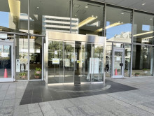 オフィスビル出入口