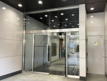 オフィスビル出入口