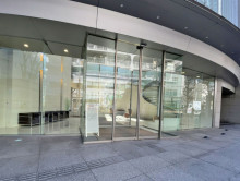 オフィスビル出入口