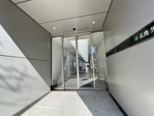 オフィスビル出入口