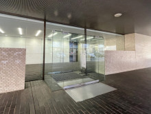 オフィスビル出入口