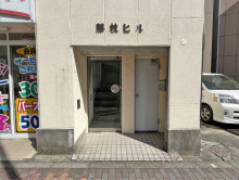 オフィスビル出入り口