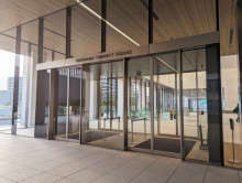 オフィスビル出入口