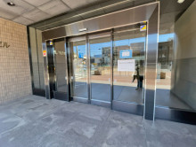 オフィスビル出入口