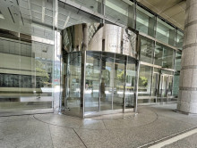 オフィスビル出入口