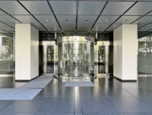 オフィスビル出入り口