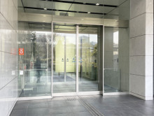 オフィスビル出入口