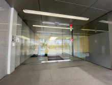 オフィスビル出入口
