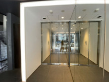 オフィスビル出入口