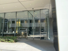 オフィスビル出入口