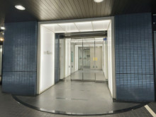 オフィスビル出入口