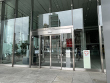 オフィスビル出入口