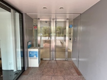 オフィスビル出入り口