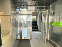 オフィスビル出入口