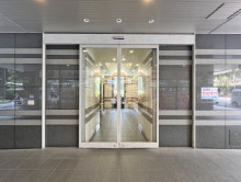 オフィスビル出入り口