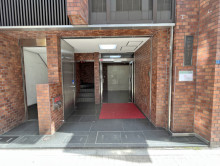 オフィスビル出入り口