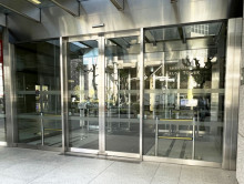 オフィスビル出入口