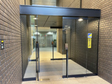 オフィスビル出入口