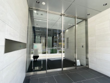 オフィスビル出入口