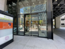 オフィスビル出入口