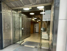 オフィスビル出入口