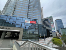 2階の三菱UFJ銀行 新宿西支店