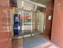 オフィスビル出入口