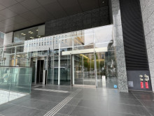 オフィスビル出入口