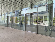 オフィスビル出入り口