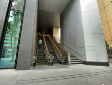 出入り口前のエスカレーター