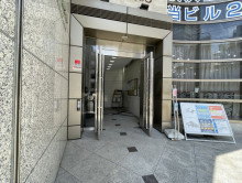 オフィスビル出入口