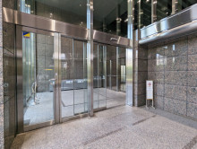 オフィスビル出入口