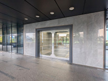 オフィスビル出入口