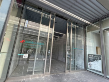 オフィスビル出入口