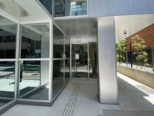 オフィスビル出入口