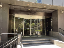 オフィスビル出入口