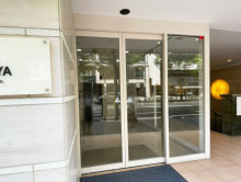 オフィスビル出入口