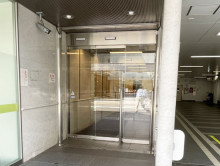 オフィスビル出入口