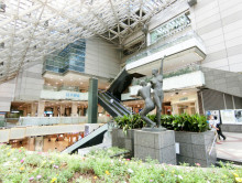 敷地内のメトロポリタンプラザ