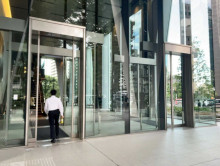 オフィスビル出入口