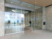 オフィスビル出入り口